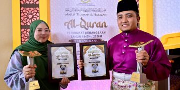 CIK Hasnul Taqiyiddin Cik Sazali (kanan) dan Nur Syakura Mohamad Musa muncul sebagai Qari dan Qariah Tilawah al-Quran Peringkat Kebangsaan di Stadium Tertutup Kompleks Sukan Negeri, Gong Badak, Kuala Nerus, Terengganu. -UTUSAN/PUQTRA HAIRRY