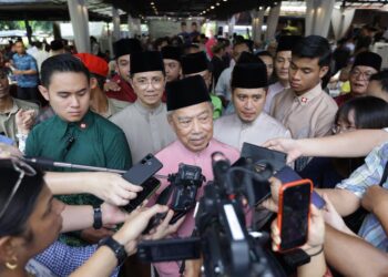 MUHYIDDIN Yassin ditemui pemberita pada Majlis Silaturahim Aidilfitri anjuran Bersatu Bahagian Gombak hari ini.