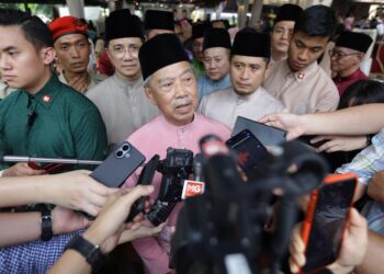 MUHYIDDIN Yassin ditemui pemberita selepas Majlis Silaturahim Aidilfitri Gombak anjuran Bersatu Gombak hari ini.