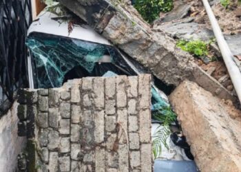 SEBUAH van dihempap runtuhan tebing di Kampung Ampang Indah petang tadi. - IHSAN BOMBA
