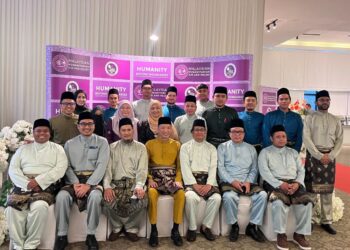 JISMI Jahari (duduk, tengah) pada majlis Rumah Terbuka Mahar sempena ulang tahun ke-10 penubuhan di Wangsa Maju, Kuala Lumpur hari ini.