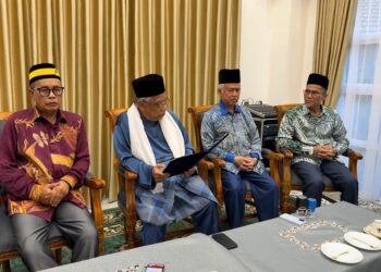 MUBARAK Dohak membacakan pengisytiharan pemecatan Tuanku Muhriz Ibni Almarhum Tuanku Munawir sebagai Yang di-Pertuan Besar Negeri Sembilan ke-11 yang turut dihadiri tiga Undang yang lain di Balai Undang Luak Sungei Ujong, Ampangan, Seremban, kelmarin-UTUSAN / NOR SHAFIQAH MOHD. GHAZALI