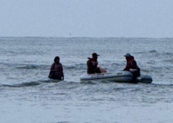 PASUKAN bomba dalam usaha menyelamatkan seorang wanita yang terperangkap di beting pasir selepas tidak menyedari air laut pasang di Pantai Balok di Kuantan, Pahang.