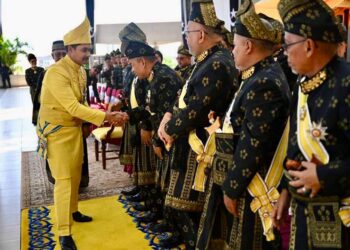 TENGKU Muhammad Ismail Sultan Mizan Zainal Abidin (tengah) berkenan bersalaman bersama Ahli Dewan Undangan Negeri (ADUN) pada Istiadat Pembukaan Penggal Keempat Dewan Undangan Negeri (DUN) Ke-15 di Wisma Darul Iman, Kuala Terengganu, Terengganu. -UTUSAN/PUQTRA HAIRRY