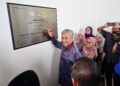AHMAD Zahid Hamidi (dua dari kiri) menurunkan tandatangan pada plat semasa Perasmian Maktab Rendah Sains Mara Dungun, Dungun, Terengganu. - UTUSAN/PUQTRA HAIRRY