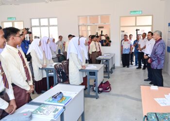 AHMAD Zahid Hamidi (kanan) bertanya khabar kepada pelajar selepas Majlis Perasmian Maktab Rendah Sains Mara (MRSM) Dungun, Dungun, Terengganu - UTUSAN/PUQTRA HAIRRY