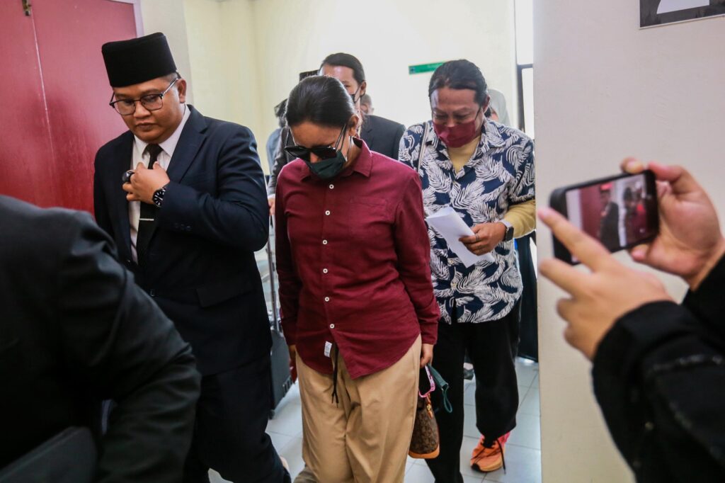 Jurumekap tidak mengaku berpakaian, berkelakuan wanita