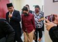 ROSLAN Mohd. Yusof (tengah) semasa hadir di Mahkamah Rendah Syariah Terengganu, Kuala Terengganu.