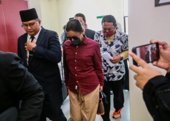 ROSLAN Mohd. Yusof (tengah) semasa hadir di Mahkamah Rendah Syariah Terengganu, Kuala Terengganu.