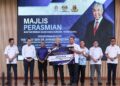 AHMAD Zahid Hamidi (tengah) menyampaikan insentif kecemerlangan kepada wakil Maktab Rendah Sains Mara (MRSM) Tun Ghafar Baba pada Majlis Perasmian MRSM Dungun, Terengganu. - UTUSAN/PUQTRA HAIRRY
