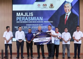 AHMAD Zahid Hamidi (tengah) menyampaikan insentif kecemerlangan kepada wakil Maktab Rendah Sains Mara (MRSM) Tun Ghafar Baba pada Majlis Perasmian MRSM Dungun, Terengganu. - UTUSAN/PUQTRA HAIRRY