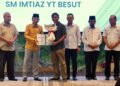 AHMAD Azrin Adnan (dua dari kiri) menyerahkan sumbangan penghargaan kepada calon Sijil Pelajaran Malaysia (SPM) yang cemerlang pada Majlis Penghargaan Straight A’a SPM 2025 di Taman Tamadun Islam, Kuala Terengganu, Terengganu. - UTUSAN/PUQTRA HAIRRY