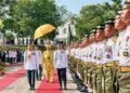 TUANKU Muhriz ibni Almarhum Tuanku Munawir memeriksa kawalan kehormat utama pada Istiadat Persidangan Pertama (Perasmian) Penggal Kempat, Dewan Undangan Negeri  Negeri Sembilan Ke-15 di Seremban, semalam.