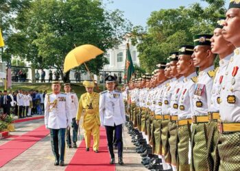 TUANKU Muhriz ibni Almarhum Tuanku Munawir memeriksa kawalan kehormat utama pada Istiadat Persidangan Pertama (Perasmian) Penggal Kempat, Dewan Undangan Negeri  Negeri Sembilan Ke-15 di Seremban, semalam.