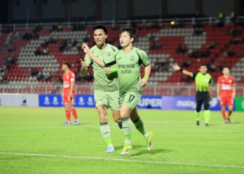 KIM Ji-Ho (kanan) meraikan jaringan Selangor FC dalam pertemuan dengan Kelantan TRW yang menyaksikan Gergasi Merah menang 6-0 di Kota Bharu, Kelantan. - UTUSAN/KAMARUL BISMI KAMARUZAMAN.