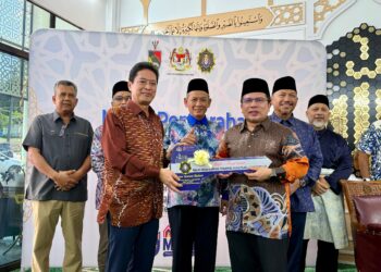 ASYRAF Wajdi Dusuki menyampaikan sumbangan kepada salah seorang pelajar cemerlang SPM 2025 pada Majlis Meraikan Kecemerlangan MRSM Tun Ghafar Baba, Melaka.