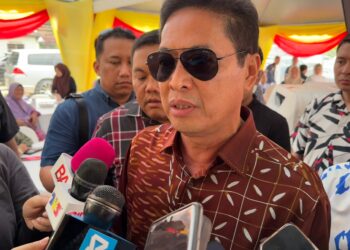 CAPTION: AZAM Baki ketika ditemui pada Majlis Penyerahan Masjid Kariah Kampung Terentang, Padang Lebar, Kuala Pilah, hari ini.- UTUSAN / NOR SHAFIQAH MOHD GHAZALI