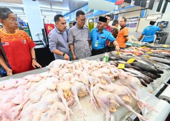 AHLI Majlis Bandaraya Kuantan, Datuk Hasnul Hamidi Harun (tiga dari kiri) diiringi Mohammad Rasul Razuan (empat dari kiri) menunjukkan ayam yang dijual pada harga RM1 seekor di Pasaraya BS Freshmart cawangan Batu 6 di Kuantan, Pahang. - FOTO/SHAIKH AHMAD RAZIF