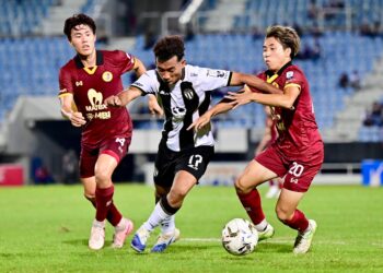 PEMAIN Terengganu FC (TFC)  Engku Nur Shakir (tengah) diasak dua pemain Negeri Sembilan FC dalam perlawanan Liga Super  di Stadium Sultan Mizan Zainal Abidin, Gong Badak, Kuala Nerus, Terengganu. -UTUSAN/PUQTRA HAIRRY