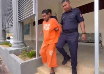 ANGGOTA polis membawa Saifuldin Mohammad selepas mengaku bersalah atas pertuduhan melarikan dan mengurung pemilik kedai emas di Mahkamah Sesyen Pasir Mas, Kelantan.