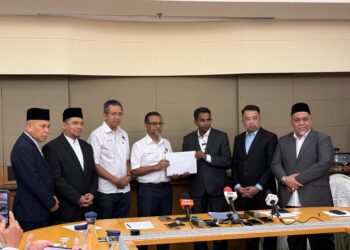 MOHAMAD Hanifah Abu Baker (tiga dari kanan) menyerahkan dokumen sokongan PN kepada wakil BN, Mustapha di Seremban hari ini.-UTUSAN/NOR SHAFIQAH MOHD GHAZALI
