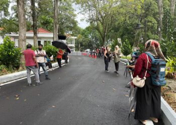 PENGAMAL media berkumpul di hadapan kediaman rasmi Menteri Besar Negeri Sembilan di Seremban hari ini.- UTUSAN / NOR SHAFIQAH MOHD GHAZALI