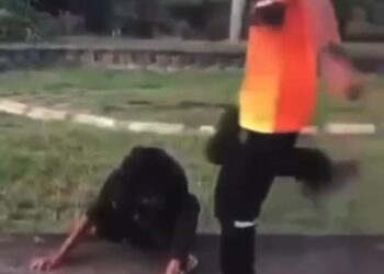 TANGKAP layar seorang remaja lelaki ditumbuk dan ditendang sehingga terjatuh sambil tindakan itu dirakam sebelum ia tular di media sosial.