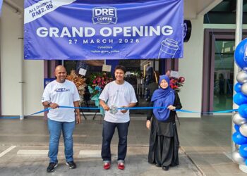 DANISH Adam (tengah) semasa pembukaan DRE Coffee di Cyberjaya, baru-baru ini.