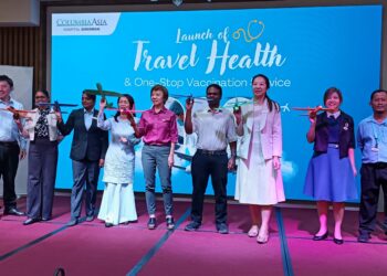 NICOLE Tan Lee Koon (enam dari kiri) dan Alice Chong melakukan gimik pelancaran Travel Health and One-Stop Vaccination Service oleh Columbia Asia Hospital Seremban di Seremban hari ini.-UTUSAN/NAZARUDIN SHAHARI.