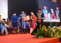 Pengerusi Lembaga Pengelola Universiti, Tan Sri Syed Faisal Albar menyampaikan Anugerah Canselor kepada Nurdina Afiqah
Muhammad Farif pada Majlis Konvokesyen Ke-210 Universiti Automotif Malaysia DRB-HICOM hari ini.