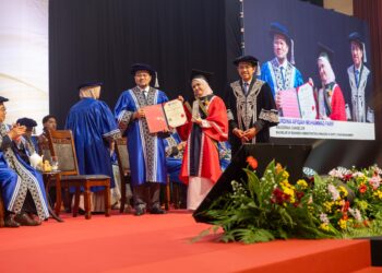 Pengerusi Lembaga Pengelola Universiti, Tan Sri Syed Faisal Albar menyampaikan Anugerah Canselor kepada Nurdina Afiqah
Muhammad Farif pada Majlis Konvokesyen Ke-210 Universiti Automotif Malaysia DRB-HICOM hari ini.