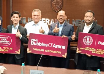 MOHD. Zafir Ibrahim (tiga dari kanan) dan Ariffin Marzuki (empat dari kanan) bergambar  pada majlis penyerahan tajaan oleh Bubbles 02 kepada Negeri Sembilan FC di Seremban hari ini.-UTUSAN/NAZARUDIN