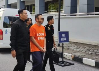 PENDAKWAH bebas berusia lingkungan 30-an diiringi pegawai SPRM ketika hadir di Kompleks Mahkamah Seremban di Seremban 2, Negeri Sembilan bagi permohonan sambung reman semalam.