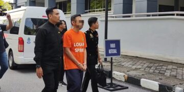 PENDAKWAH bebas berusia lingkungan 30-an diiringi pegawai SPRM ketika hadir di Kompleks Mahkamah Seremban di Seremban 2, Negeri Sembilan bagi permohonan sambung reman semalam.