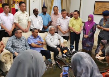 AMINUDDIN Harun pada sidang akhbar di Kediaman Rasmi Menteri Besar di Seremban hari ini.-UTUSAN/MOHD. SHAHJEHAN MAAMIN.