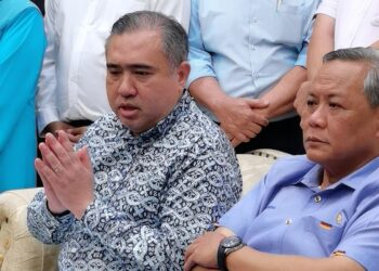 ANTHONY Loke Siew Fook pada sidang akhbar di Kediaman Rasmi Menteri Besar Negeri Sembilan di Seremban hari ini.-UTUSAN/MOHD. SHAHJEHAN MAAMIN