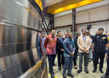 RAJA Muda Selangor, Tengku Amir Shah Sultan Sharafuddin Idris Shah pada sempena Majlis penghantaran bahagian belakang selongsong kipas oleh UMW Aerospace di Serendah, Selangor semalam. - UTUSAN/AFIQ RAZALI