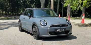 HARGA atas jalan kira-kira RM318,888 tanpa insurans.