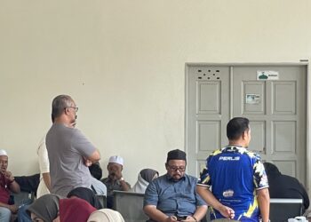 AMRAN Mahadi (duduk, tengah) bersama pegawai IPG Kampus Perlis berada di pekarangan Jabatan Forensik HSB di Alor Setar.