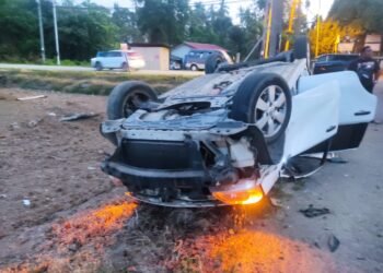 KEADAAN Nissan Grand Livina terbalik selepas terbabas di Jalan Alor Jawi, Kota Kuala Muda dekat Sungai Petani, pagi tadi.