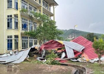 SEBAHAGIAN bumbung MRSM Pendang yang diterbangkan ribut dalam kejadian petang tadi.
