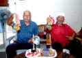 Rahim Kasim (kanan) dan Mubarak Kasim menunjukkan pingat yang dimenangi di Sukan Asia dan Sukan SEAP di Taman Perwira Cheng, hari ini. UTUSAN/AMRAN MULUP