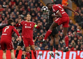 PERTAHANAN Liverpool, Ibrahima Konate cuba menanduk bola ketika mengasak pintu gol Paris Saint Germain dalam aksi kedua suku akhir Liga Juara-Juara di Anfield, semalam. - AFP