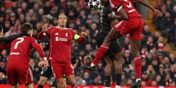 PERTAHANAN Liverpool, Ibrahima Konate cuba menanduk bola ketika mengasak pintu gol Paris Saint Germain dalam aksi kedua suku akhir Liga Juara-Juara di Anfield, semalam. - AFP