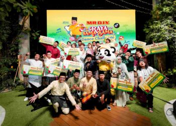 Meraikan pemenang ‘Cabaran Tarian Raya Sama Sama’ MR D.I.Y. bersama Alif Satar & The Locos.