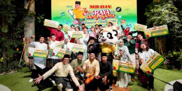 Meraikan pemenang ‘Cabaran Tarian Raya Sama Sama’ MR D.I.Y. bersama Alif Satar & The Locos.