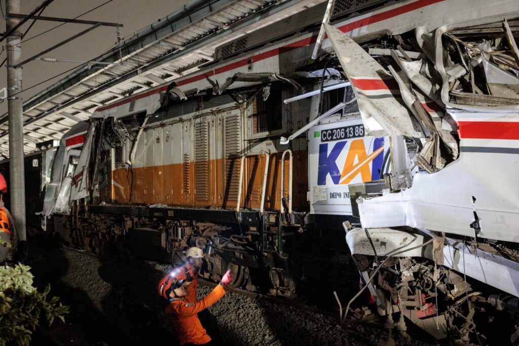 14  terbunuh, puluhan cedera kereta api, tren bertembung dekat Jakarta