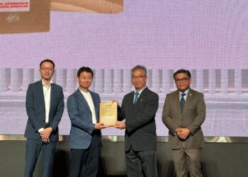 WONG Chong Siong (dua dari kiri) semasa majlis pelancaran Prospektus Inspace Creation di EQ Kuala Lumpur, semalam.