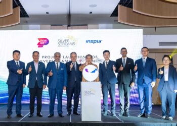 WILSON Ugak Anak Kumbong (tengah) semasa pelancaran projek Pusat Data SILVERSTREAMS di Bagan Datuk.