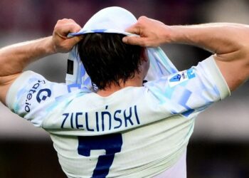 Pemain tengah Inter Milan, Piotr Zielinski kecewa selepas hasrat untuk menjulang kejuaraan Serie A lebih awal tertangguh selepas terikar 2-2 dengan Torino FC di Satdium Olimpik, Turin, semalam. - AFP